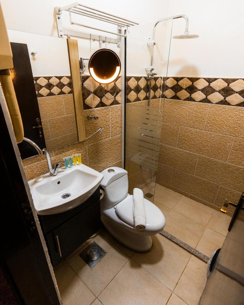 Plaza View Hostel At Tayyibah Exterior photo